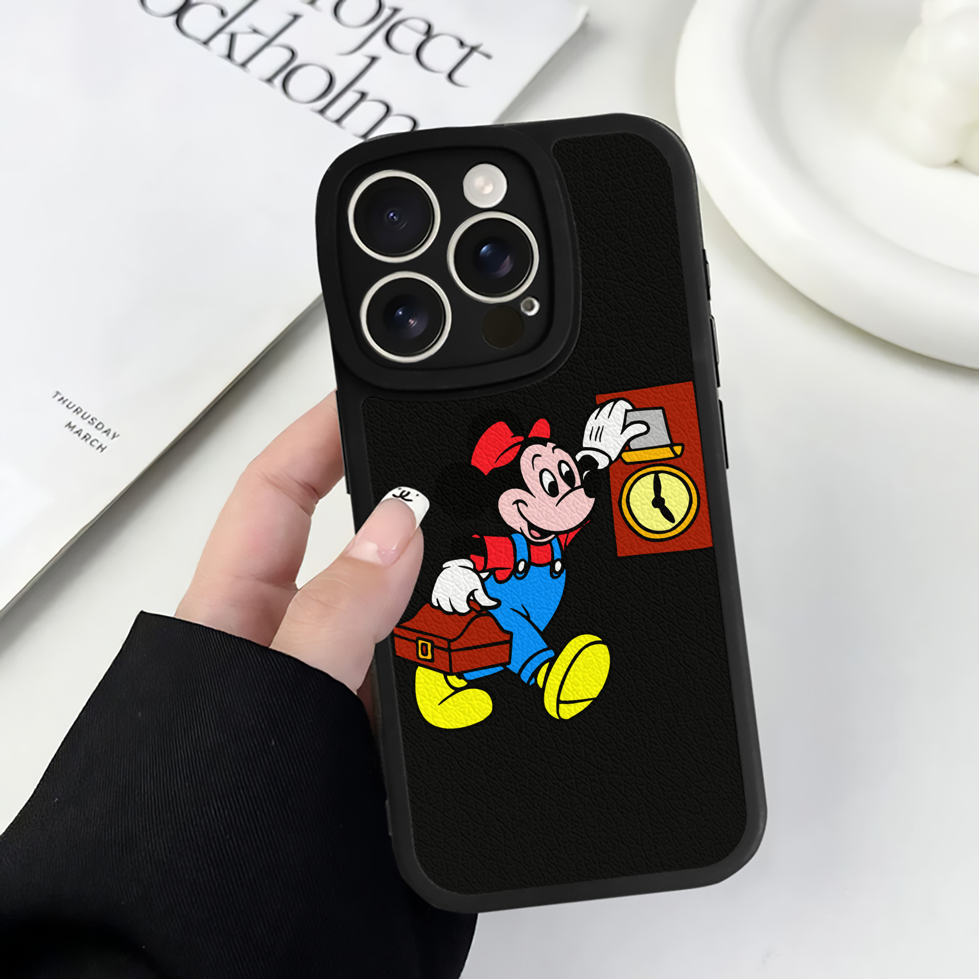 （画像用） ミッキーマウス Mickey Mouse 【iPhone 16シリーズ対応】シリコンスマホケース（レザー調） 材質：シリコン